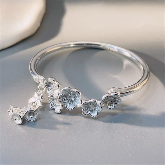 Pulsera abierta de plata de ley con campana de mariposa y estampado chinoiserie