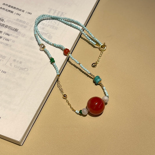 Collar de moda en turquesa y rojo rojizo.
