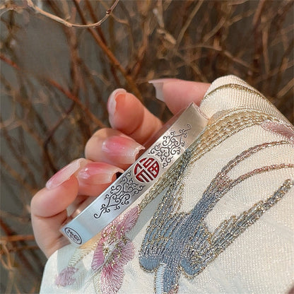 Pulsera de plata lisa con el personaje "Fu" en esmalte rojo
