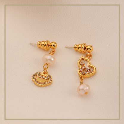 Pendientes de calabaza con circonitas y perlas de agua dulce de alta gama.